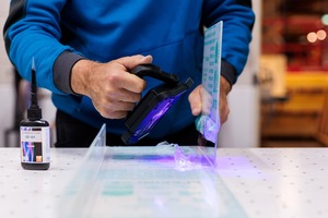 UV-lijm versus 2-componentenlijm: welke lijmtechniek past bij uw kunststof onderdeel? UV-lijm versus 2-componentenlijm: welke lijmtechniek past bij uw kunststof onderdeel?