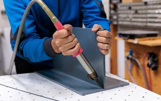 Lijmen, lassen of mechanisch bevestigen: drie manieren om kunststof onderdelen te verbinden Lijmen, lassen of mechanisch bevestigen: drie manieren om kunststof onderdelen te verbinden